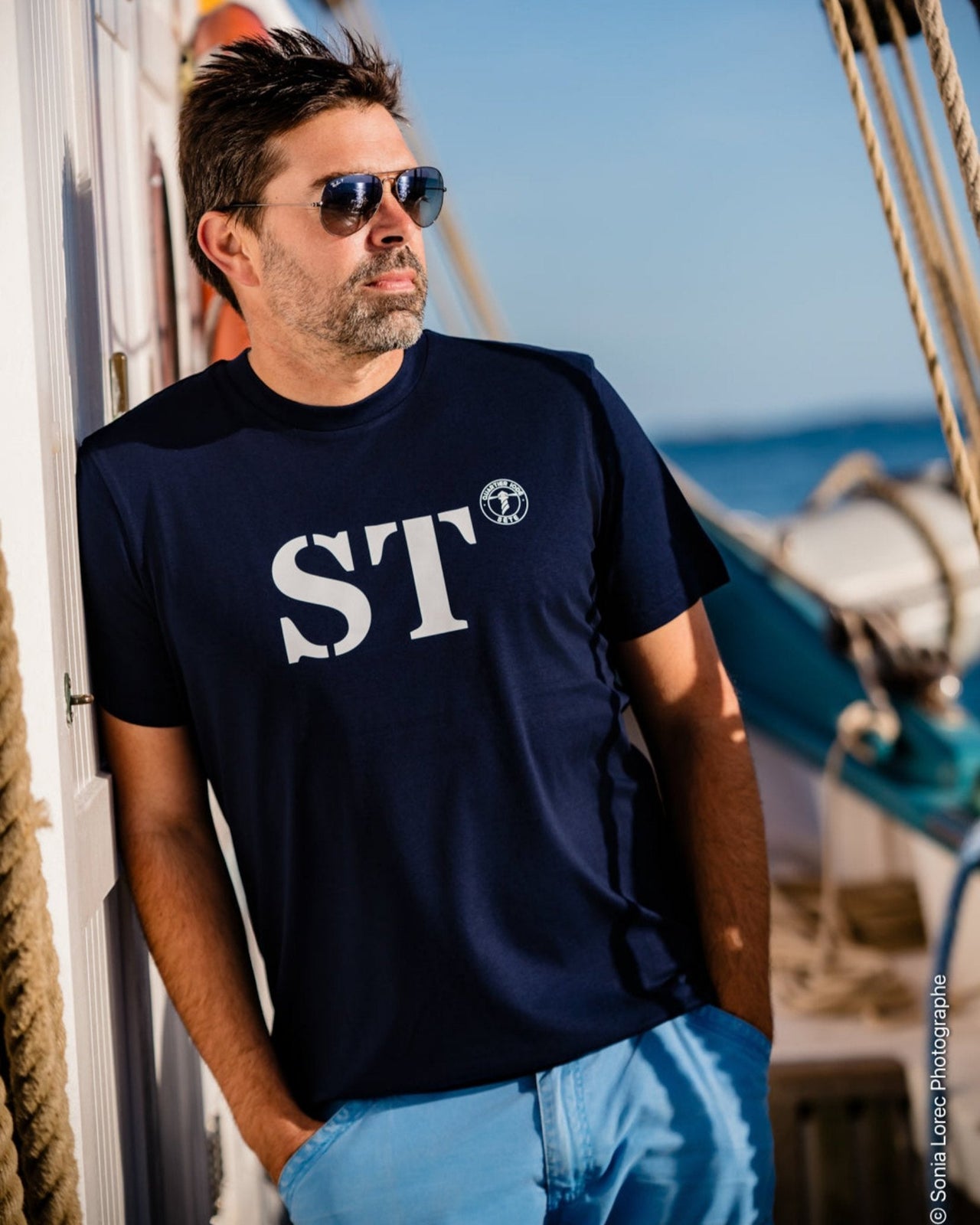 Quartier iodé, Tshirt moderne ST pour Sète, Hommes. Marine et Blanc. Collection mon quartier maritime.