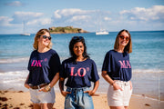 Tshirt Oversized bleu rose, de la marque Quartier iodé. Imprimé avec les initiales de votre port de coeur (ici Dunkerque, Lorient Marseille). Idéal pour femme, style chic décontracté.