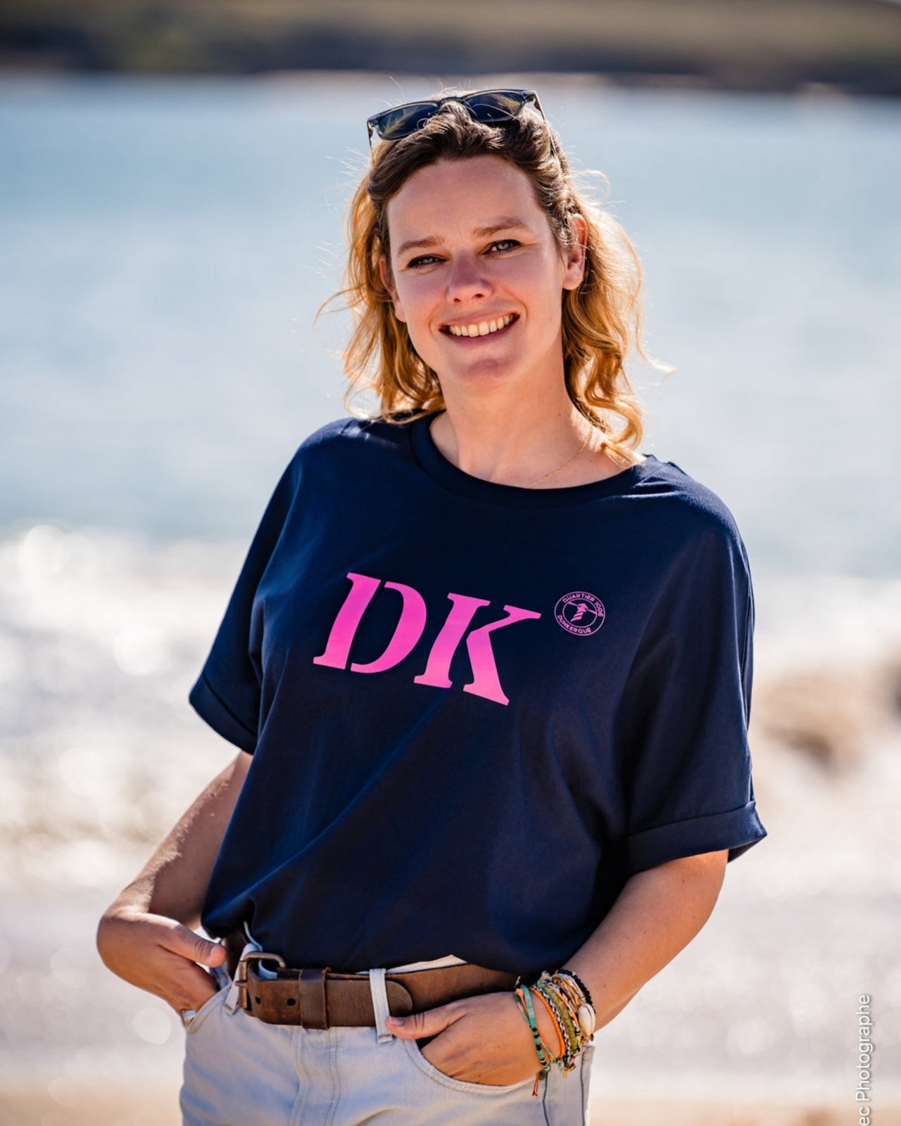 Tshirt Oversized bleu rose, de la marque Quartier iodé. Imprimé DK pour Dunkerque. Idéal pour femme, style chic décontracté.