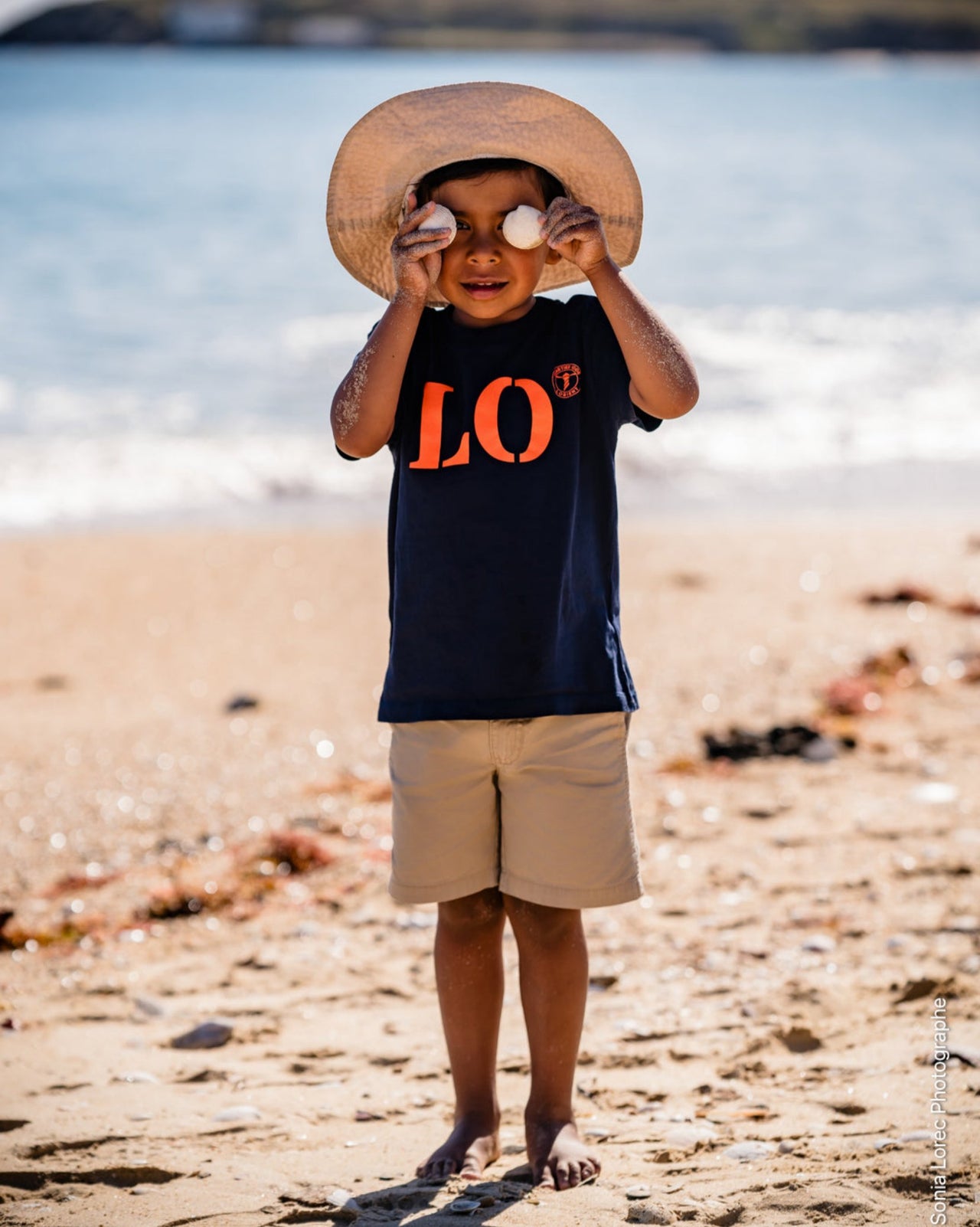 T shirt LO Lorient enfant bleu marine et orange. Parfait pour les petits enfants bretons. Par Quartier iodé, marque bretonne née à Lorient.