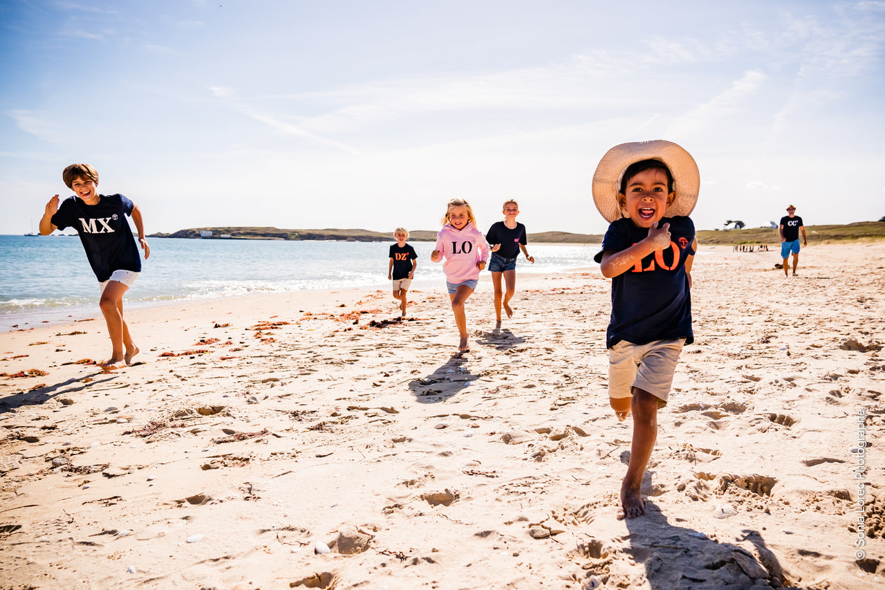 T shirt LO Lorient enfant bleu marine et orange. Parfait pour les petits enfants bretons. Par Quartier iodé, marque bretonne née à Lorient.