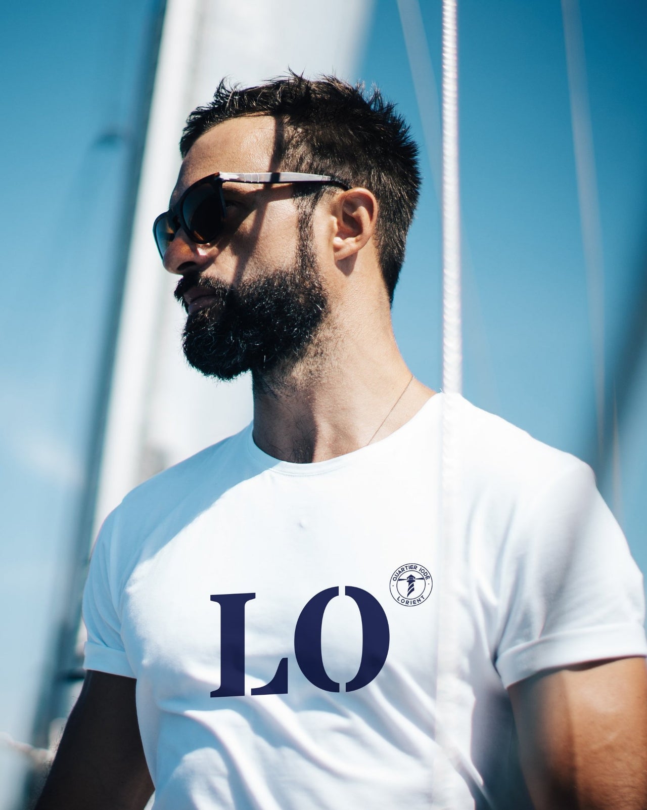 Tshirt blanc Lorient floqué en bleu par quartir iodé. pour homme. 